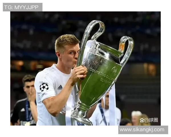 没退役的足球明星有哪些他们的成就与影响力分析