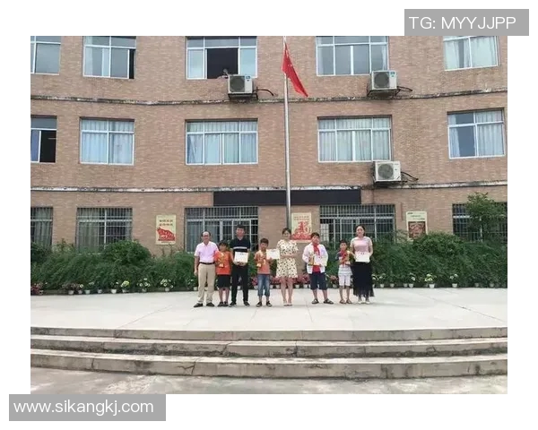 如何巧妙利用书包挂钩展示足球明星的个性风采